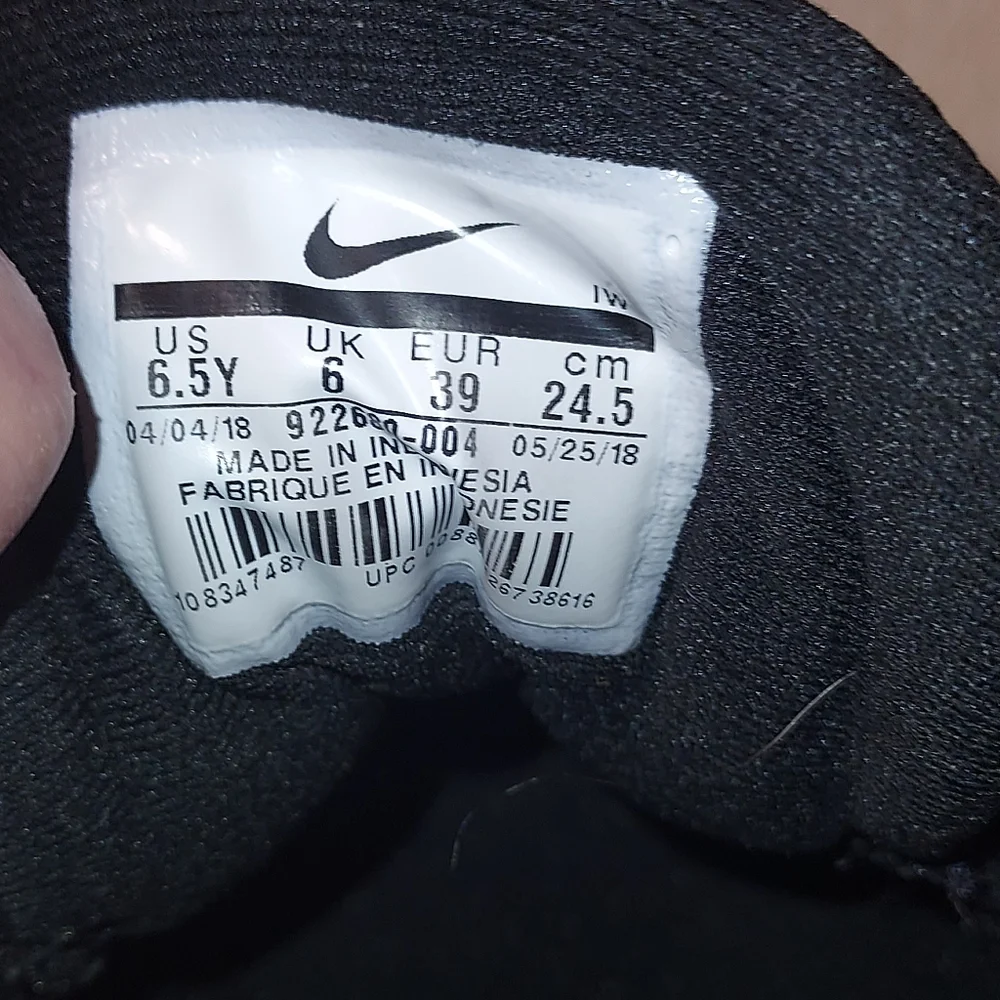 Nike Hustle Quick Boys Black/white  Basketball Shoes size Y6.5 / Eur 39